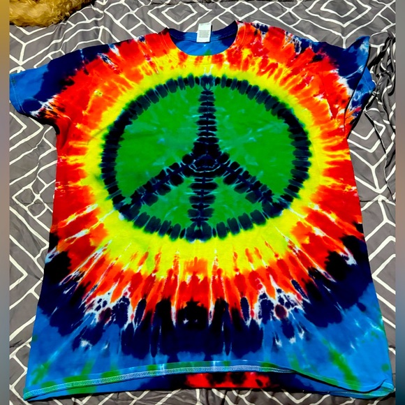 Gildan Tops - Peace Sign Tie Dye Tee Large. Brand Gildan